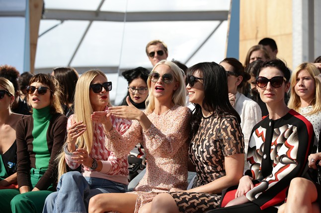 saunders-front-row-vogue-20sep15-pa_646x430